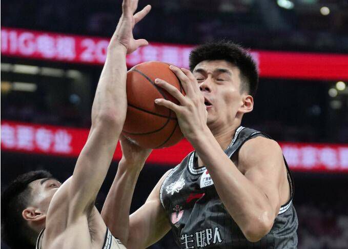 达子（长泽雅美）是一个ConfidenceMan，即信誉讹诈师。她可以凭仗本身的天才脑筋和出类拔萃集中力在短时候内把握各类晦涩难明的专业常识。她持久栖身在高级酒店的奢华套房，固然先天异禀却有着纯挚草率的一面。达子的同伴是小伴侣（东出昌年夜），一个老是被她耍的团团转的性情谨严的老大好人，他总盼愿着早日金盆洗手，光亮磊落地糊口。另外一位同伴是具有超一流变装手艺，把本身与生俱来的好气质应用于骗术的理查德（小日向文世）。他们以纵横于各个行业，以十丈软红作为他们的舞台，用各类想入非非的打算从自私自利的人们手中欺骗财帛